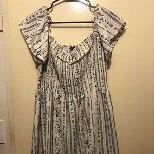 Cute lil off the shoulder dress!